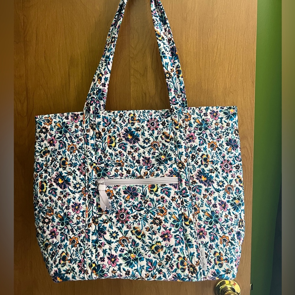 NWT Vera Bradley “Vera” tote bag in Cloud Vine Multi